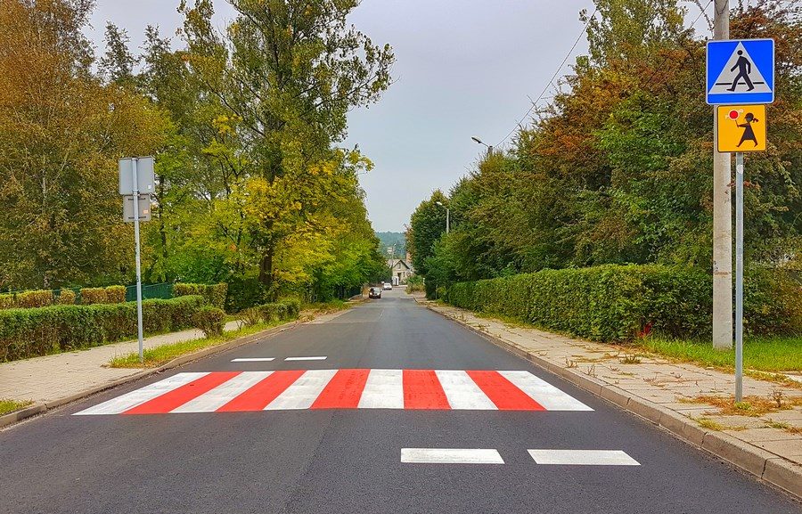 ul. Chocimska - czerwone przejście dla pieszych