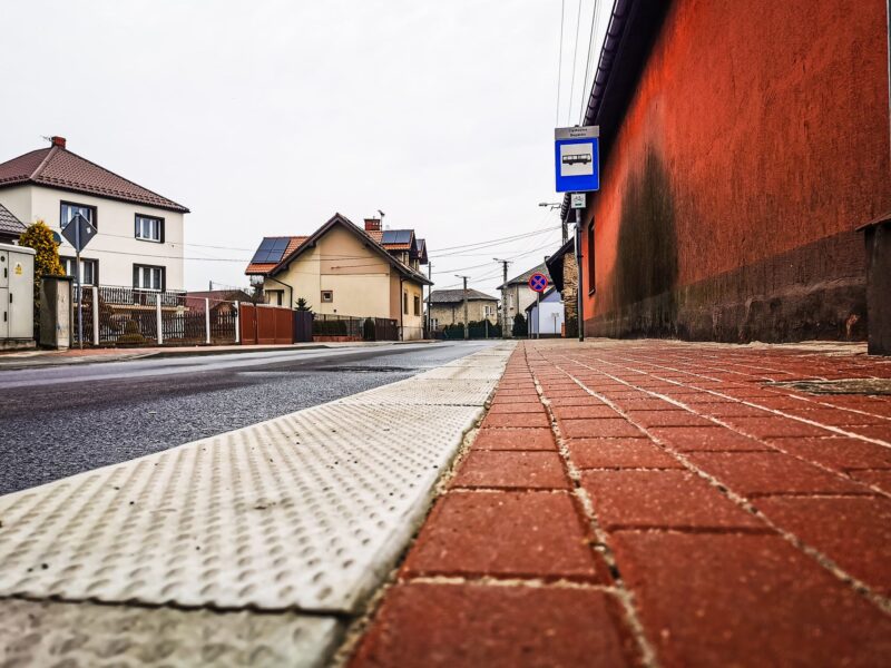 Na zdjęciu widać ulicę księdza mroczka po wkonaniu chodników