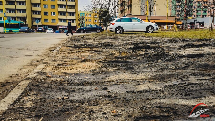 Piłsudskiego przy placu zabaw