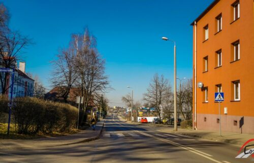na zdjęciu widać przejście dla pieszych na ulicy rzemieślniczej