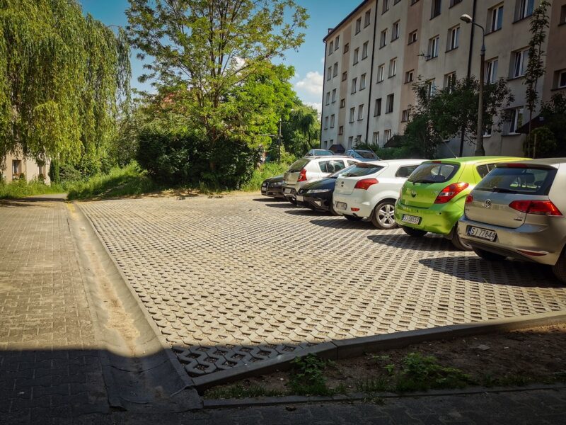 Na zdjęciu widać parking przy ul. Rzemieślniczej