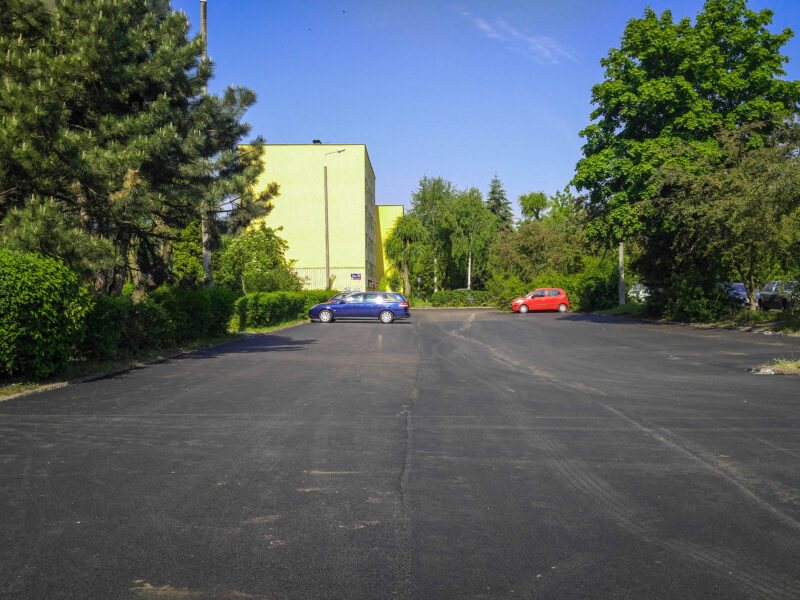 Na zdjęciu widać parking przy ulicy Piłsudskiego 41