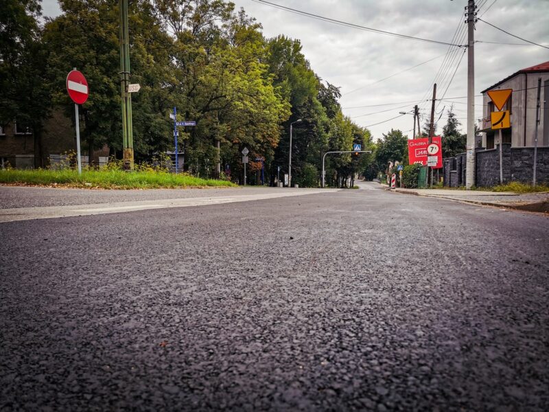 Na zdjęciu widać nową nawierzchnię na skrzyżowaniu ulic Jagiellońskiej i Wolności w Szczakowej