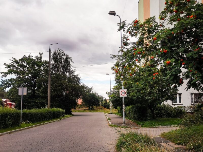 Na zdjęciu widać al. Piłsudskiego - miejsce istniejącego chodnika, od którego ma się rozpocząc budowa nowego odcinka
