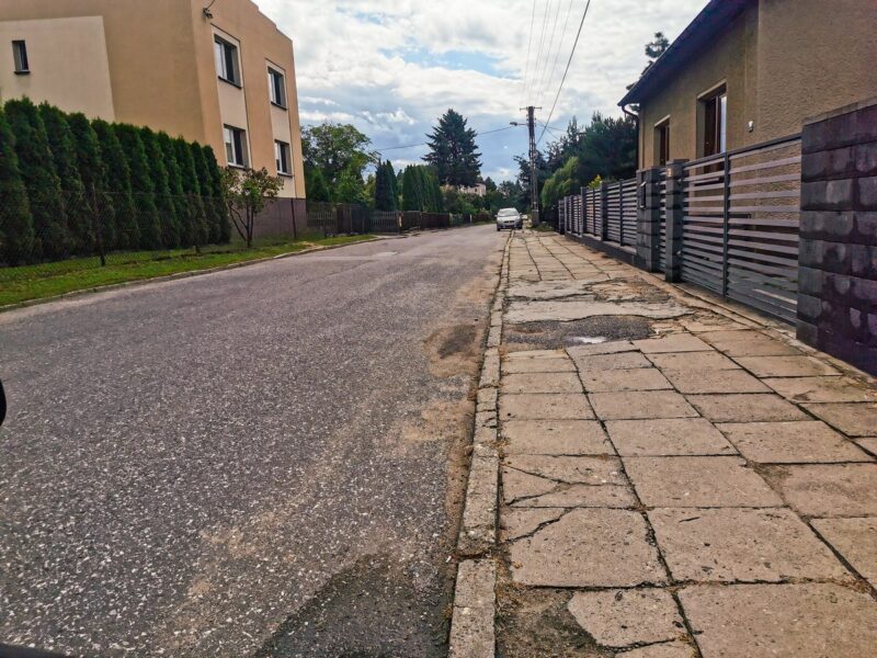 Na zdjęciu widać ulicę plater, miejsce, w którym ma powstać nowa nawierzchnia chodnika