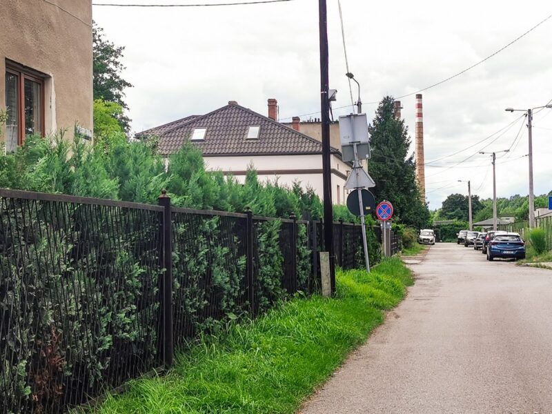 Na zdjęciu widać ulicę Wróblewskiego - miejsce, w którym ma powstać nowy chodnik