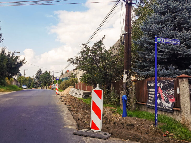 Na zdjęciu widoczny jest chodnik wzdłuż ulicy księdza mroczka