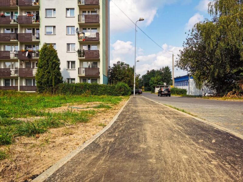 Na zdjęciu widać nowy chodnik na ulicy piłsudskiego