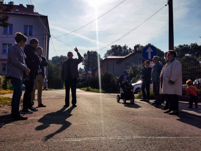 Zdjęcie przedstawia spotkanie Radnego tdeusza kaczmarka z mieszkańcami na ulicy wróblewskiego