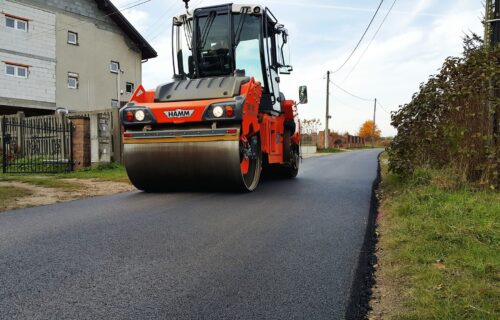 na zdjęciu widoczny jest walec drogowy