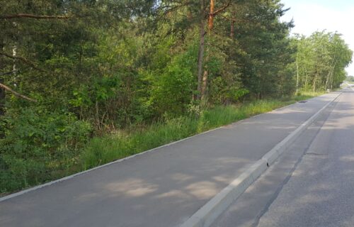 na zdjęciu widoczny jest chodnik wzdłuż ulicy Bukowskiej